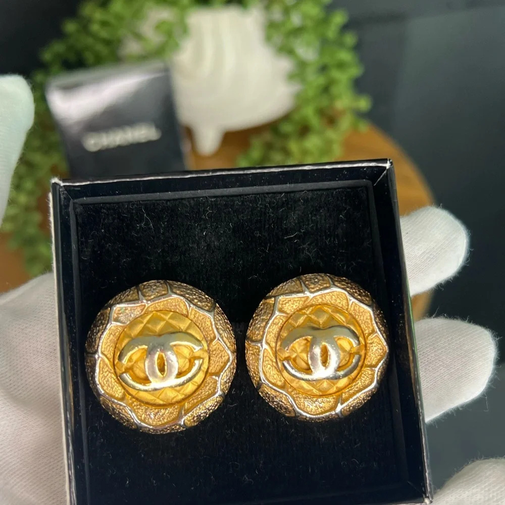 CHANEL Gold Round CC Logo Clip-on Earrings - Picture 2 of 5